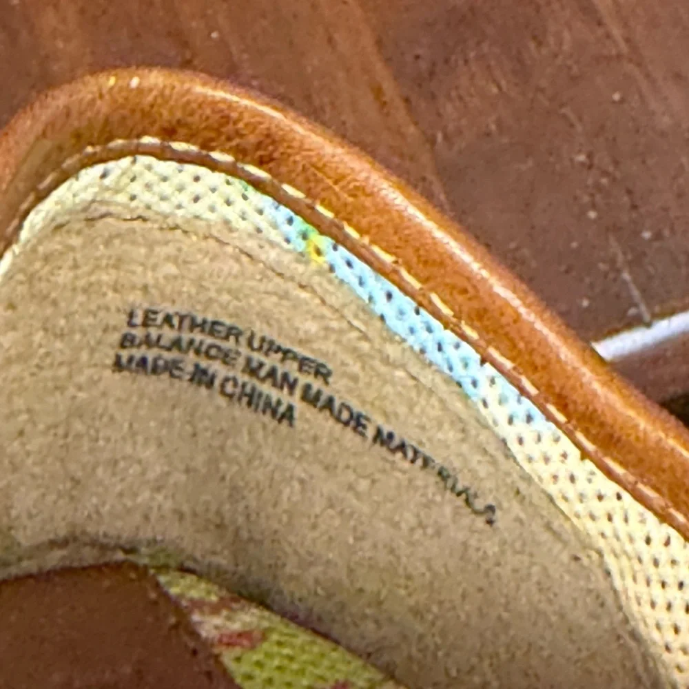 Børn  tan leather lace-up sneakers size 7 1/2